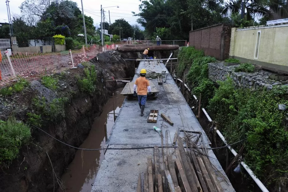 OBRA EN EJECUCION. Dentro de ese tubo, correrán las aguas provenientes de la avenida Aconquija y de las calles paralelas hacia el sur. LA GACETA/FOTO DE ANALIA JARAMILLO