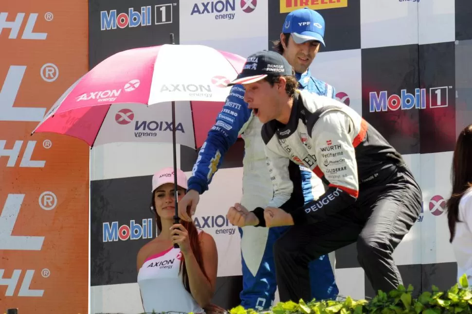 EUFORIA. Damián Fineschi, en plena celebración en el podio.  Prensa STC2000 