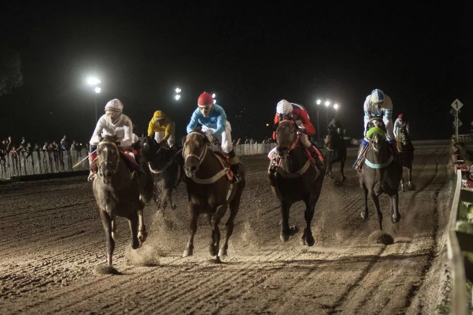 GRAN DEFINICIÓN. Buyer’s Market (izquierda) contó la excelente conducción de Luis Vai para vencer a Vairoby y a Pirrinchelo. la gaceta / foto de inés quinteros orio 