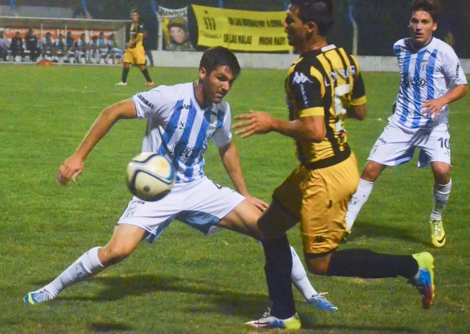 BLOQUEO. Romat, de partido olvidable también, intenta cerrarle el camino a Ignacio Scoppa, uno de los de buen rendimiento del anfitrión Santamarina, de Tandil. foto de RAUL CABRERA LA VOZ DE TANDIL (especial para la gaceta)