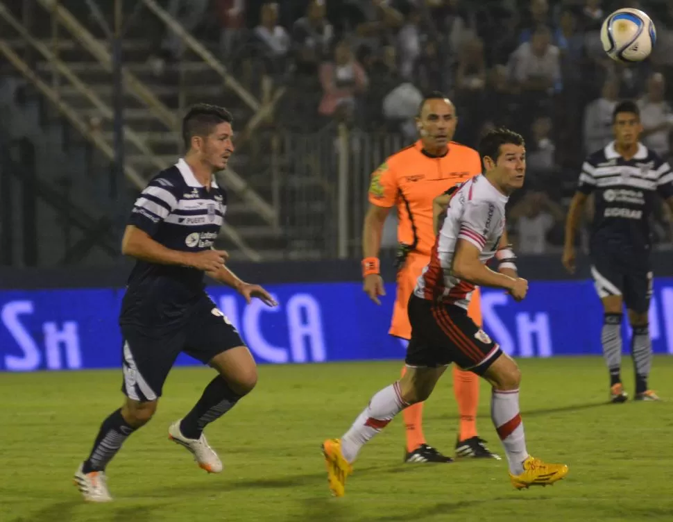 HOMBRE DEL PARTIDO. Mora estuvo activo en el momento justo y se transformó en héroe de un buen espectáculo de fútbol.  telam