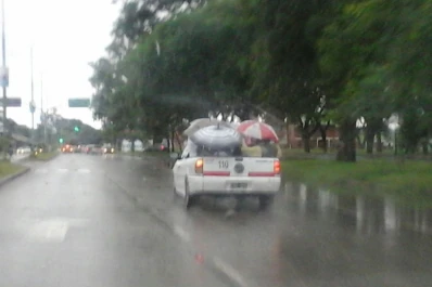 Sin colectivos, apelaron a una camioneta para ir a trabajar