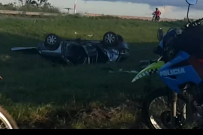 Un hombre resultó herido al volcar en la avenida de Circunvalación