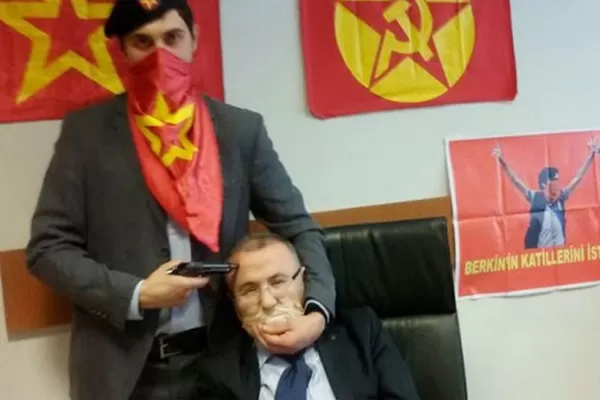 Toman como rehén a un fiscal, en Estambul