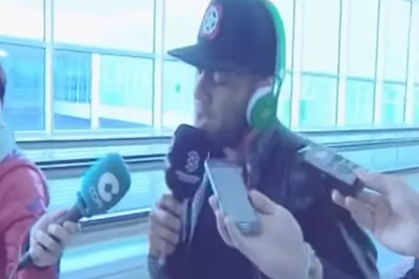 Dani Alves le roba el micrófono a un periodista para cantar y evadir una pregunta