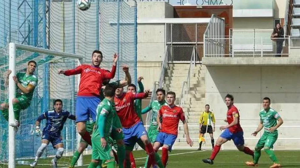 TREPE SI QUIERE GANAR. El capitán Nadales, en el arco de su equipo. (IMAGEN TOMADA DEL DIARIO EL TERUEL)