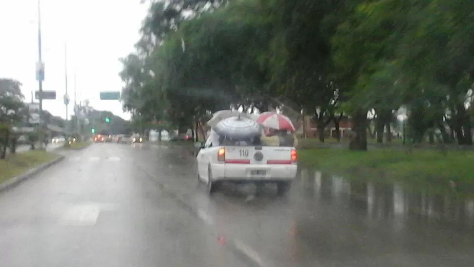 MANIOBRA PELIGROSA. Al menos cuatro personas se movilizaron sobre la caja de una camioneta. FOTO ENVIADA POR UN LECTOR