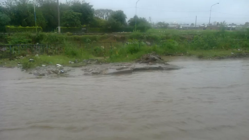 CANAL SUR. La avenida Alfredo Guzmán volvió a llenarse de agua durante la mañana. FOTO ENVIADA POR UN LECTOR