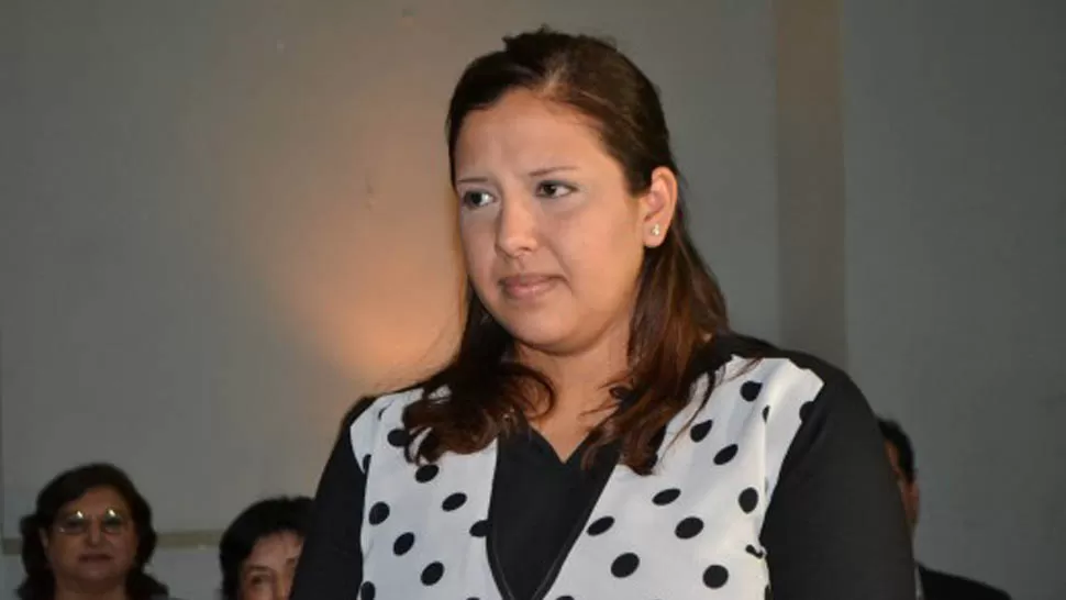 CON ABNEGACIÓN. Mariana debia cumplir con la obligación laboral de contraprestación realizando tareas de servicios de limpieza en las aceras de la ciudad. FOTO DE DIARIODESANTIAGO.COM