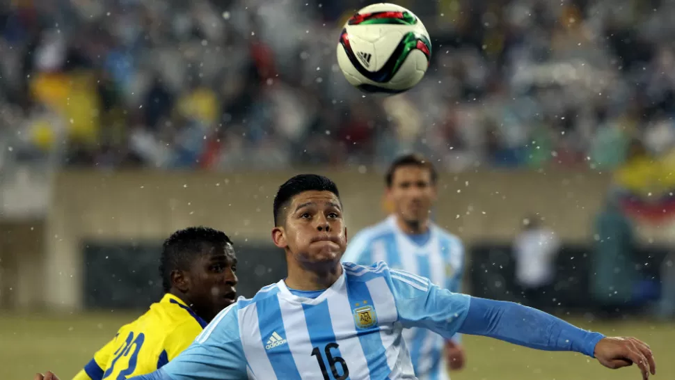 POR UNA CABEZA. Argentina le gana a Ecuador 2-1. En la foto, Marcos Rojo se anticipa al ecuatoriano Miller Bolaños. REUTERS