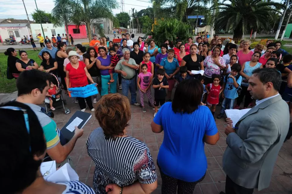 PETITORIO. Los manifestantes le entregaron un petitorio al funcionario del PE, José Farhat (a la derecha). la gaceta / fotos de Diego Aráoz