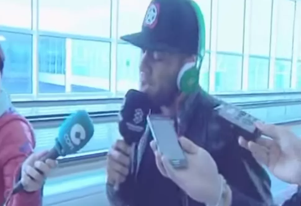 Dani Alves le roba el micrófono a un periodista para cantar y evadir una pregunta