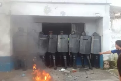 Atacaron e intentaron incendiar la comisaría de Lastenia por un accidente