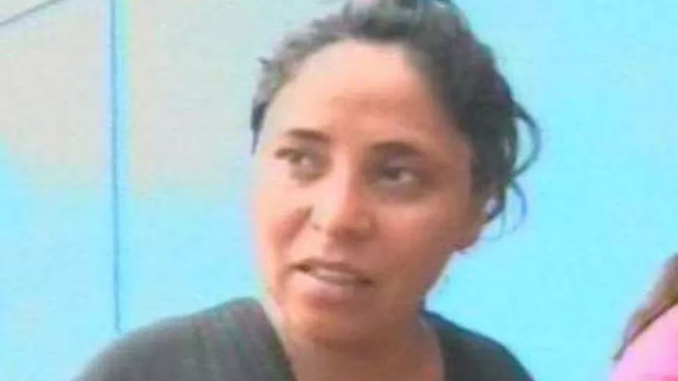 DOLOR. La madre de Antonela Agustina Montoya, en el centro de salud infantil donde fue trasladada la niña. FOTO DE ELLIBERAL.COM.AR