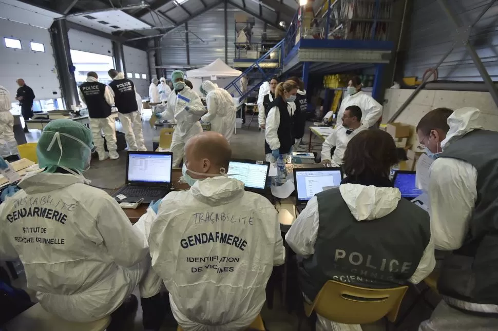 SEYNE LES-ALPES. Expertos forenses de la gendarmería francesa del área de identificación de víctimas están en plena tarea, cerca del lugar del accidente. reuters