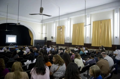 Adiunt para el 8 y moviliza a la Asamblea