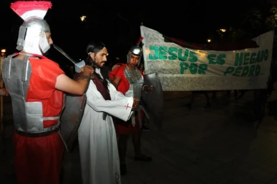 Por la 25, muchos jóvenes caminaron cargando su Cruz