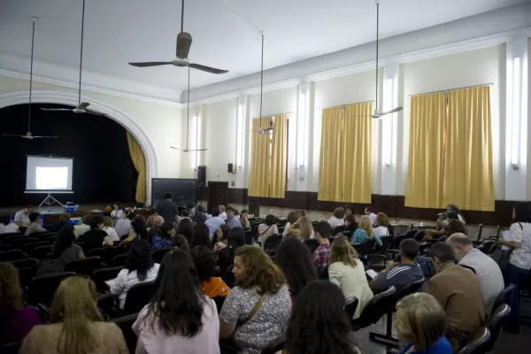 Adiunt para el 8 y moviliza a la Asamblea