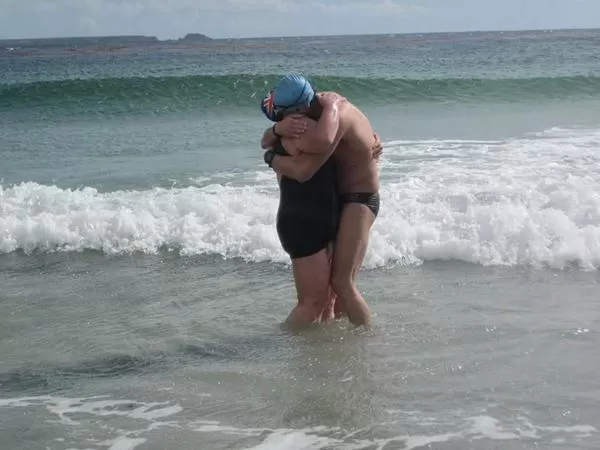 OBJETIVO CUMPLIDO. Los nadadores se funden en un abrazo luego de haber atravesado el estrecho. fotos dyn