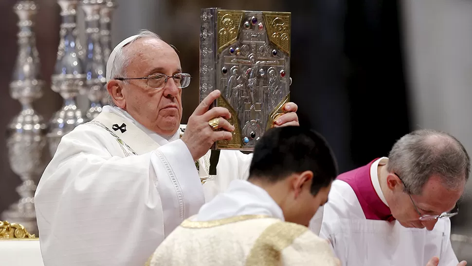 CEREMONIA. Francisco sostiene la biblias durante la misa. REUTERS. 