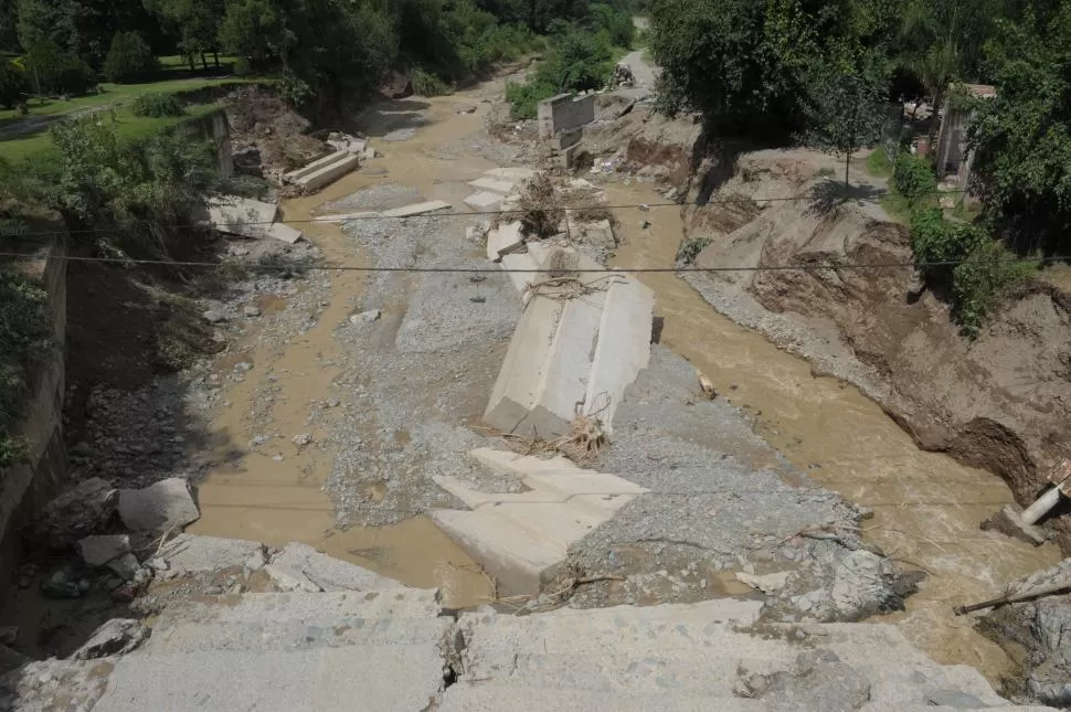 EN EL RÍO MUERTO. Según Juan Manuel Villa, la inundación afectó esa zona por el excesivo avance urbano. la gaceta / foto de franco vera 