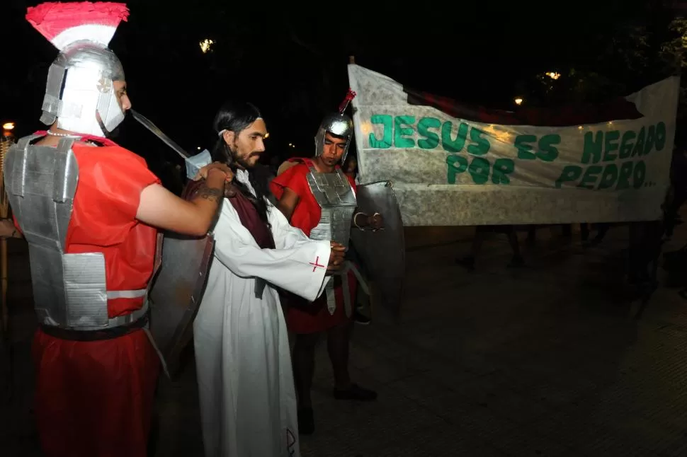REPRESENTACIÓN. Una de las estaciones del Vía Crucis Juvenil. la gaceta / foto de inés quinteros orio
