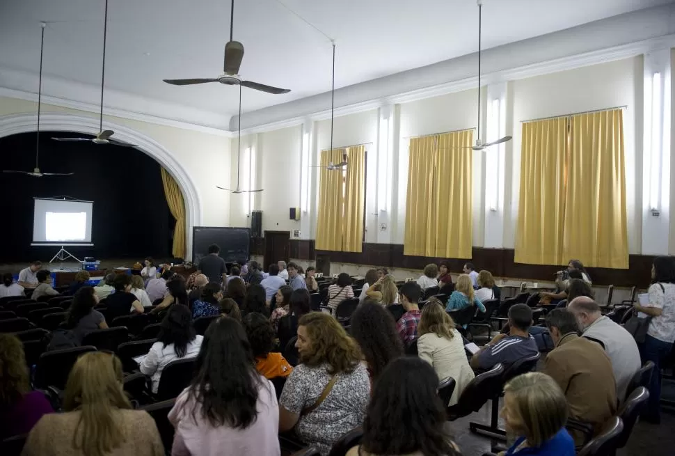 MITIN. Docentes de Adiunt debatieron dos horas en la Facultad de Filosofía. la gaceta / foto de  jorge olmos sgrosso