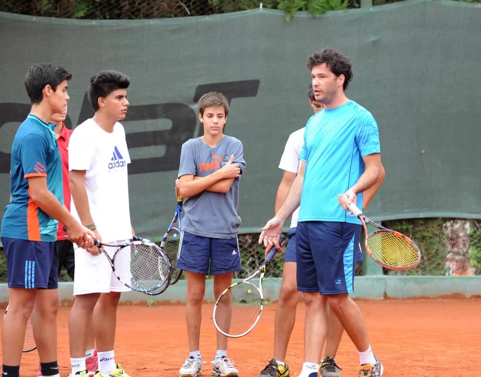 EN LAWN TENNIS. El ex tenista profesional, nacido en Misiones, capacitó a los jugadores tucumanos en el club del parque. LA GACETA / FOTO DE HÉCTOR PERALTA