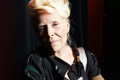 La cantautora Joni Mitchell fue internada en terapia intensiva