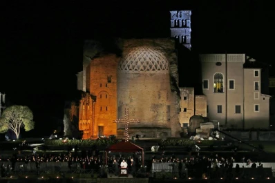 “La cruz es amor y gracia”, tuiteó Francisco