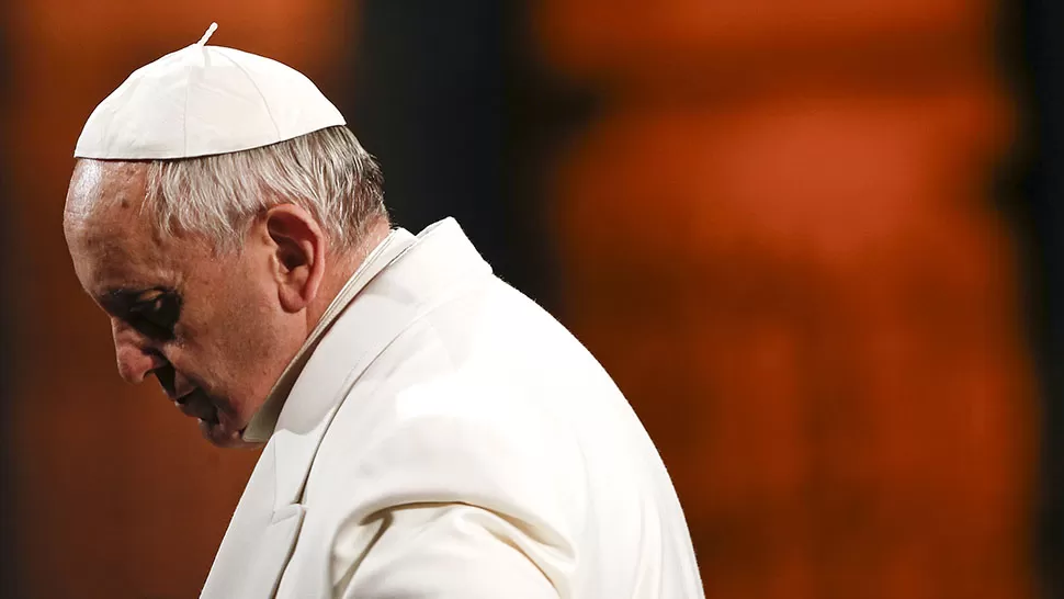 CARIDAD. Francisco se preocupó por quienes pasan las noches a la intemperie. REUTERS.