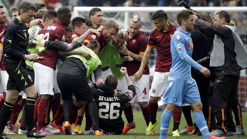 CELEBRACION. Los jugadores de Roma festejan tras el triunfo obtenido, REUTERS. 