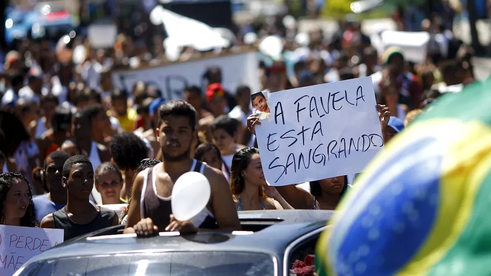 POR LA PAZ. Cientos de personas se volcaron a las calles para decir basta. REUTERS