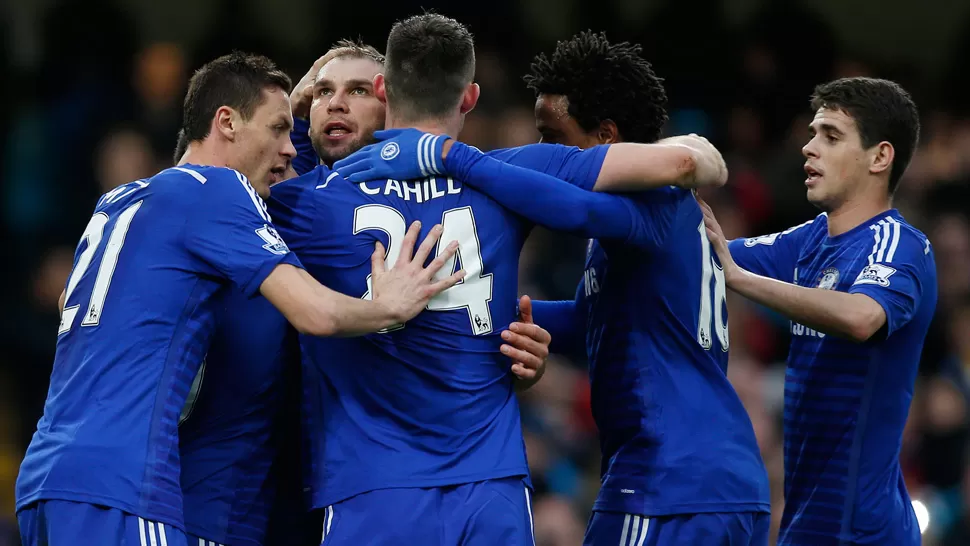 BIEN ARRIBA. Hazard celebra junto a sus compañeros la apertura del marcador. REUTERS