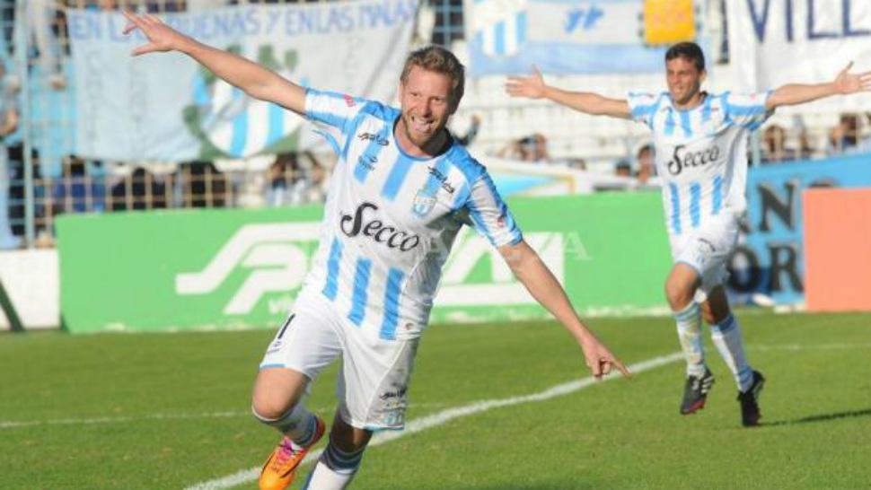 RECUERDO DECANO. Cristian Menéndez le anotó un gol a Chacarita, en la B Nacional. 