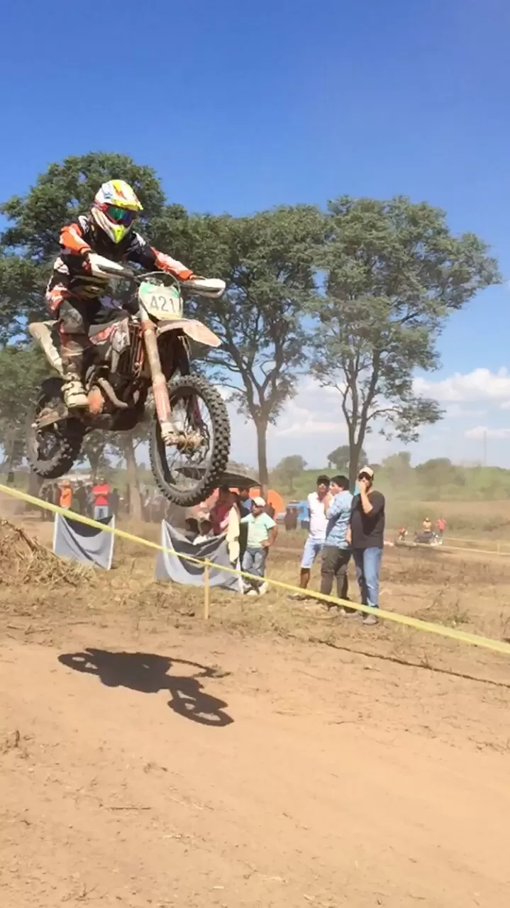 BIEN ARRIBA. Hugo Enría vuela con su KTM. “Tachuela” triunfó en Master B. foto de familia enría