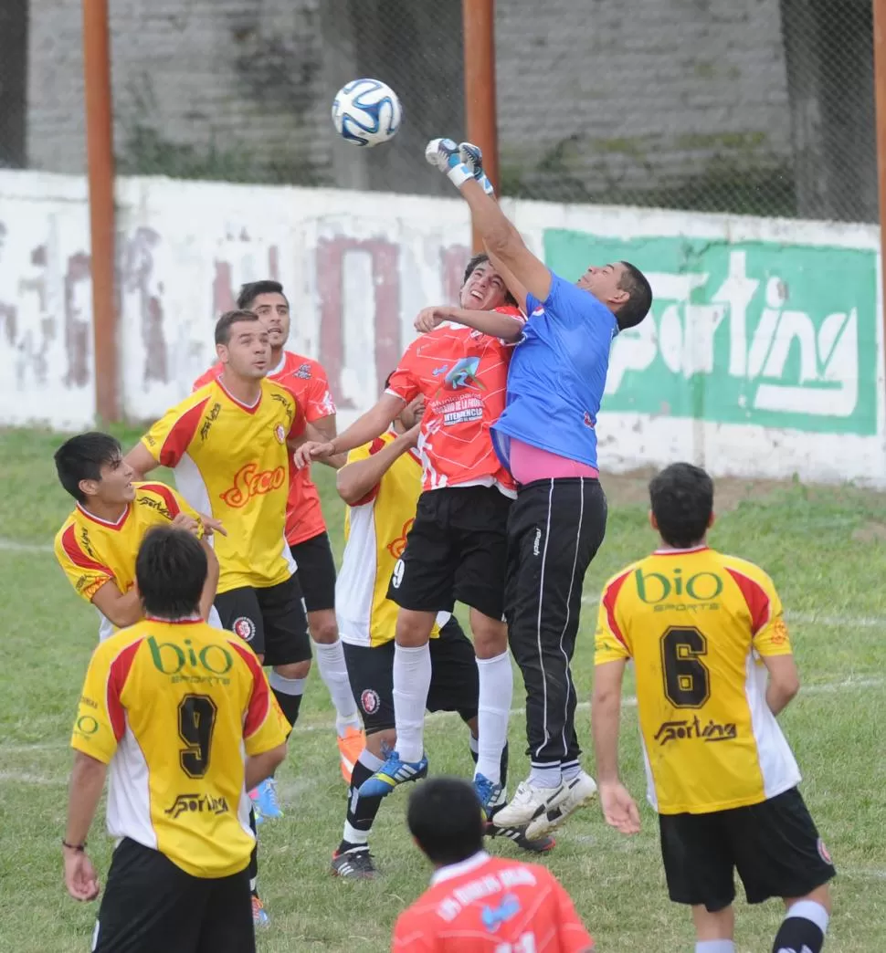 ARRIBA. José Roldán despeja una pelota frente a la presencia de Juan Romero. la gaceta / foto de héctor peralta