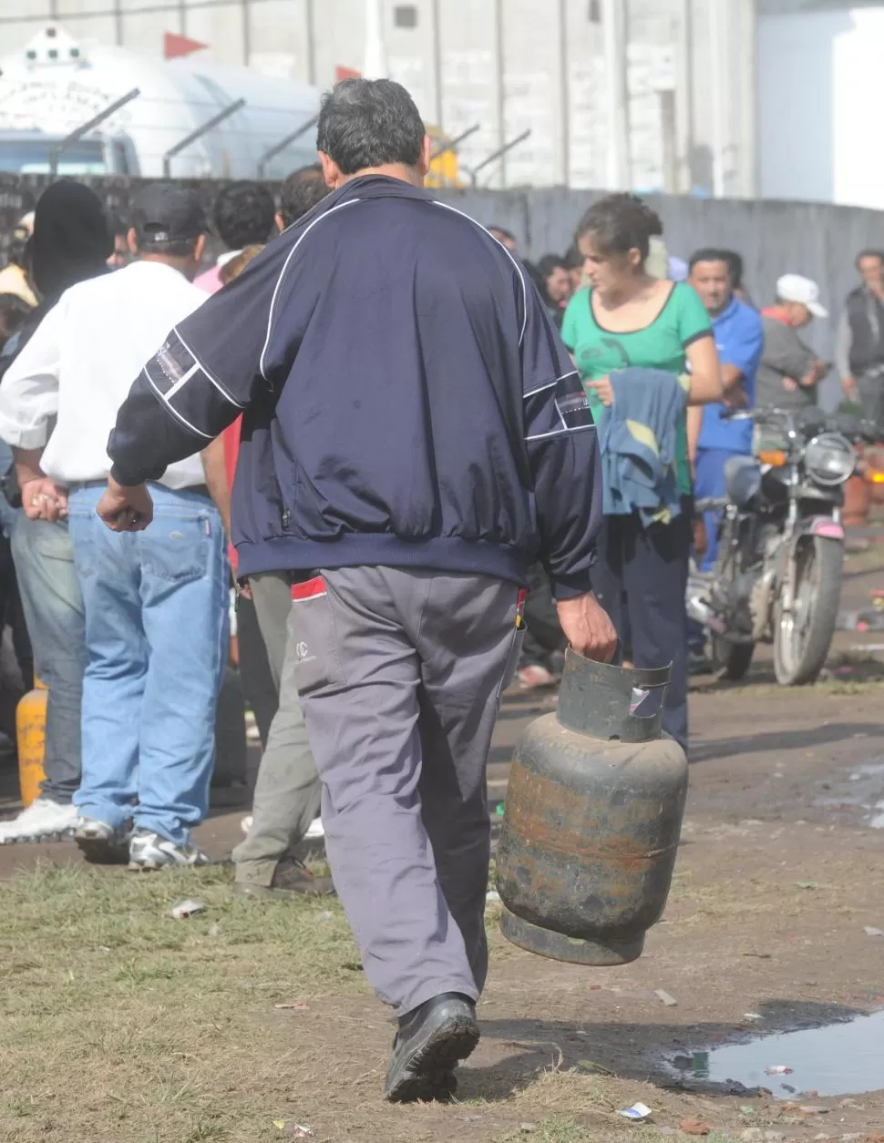 CANSADOS. Los usuarios de garrafas cuestionan el abuso de precios por parte de muchos comerciantes. la gaceta / foto de antonio ferroni (arfchivo)