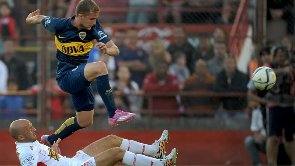 EXITO XENEIZE. Boca le ganó a Huracán 2-0 con dos goles de César Meli. TELAM