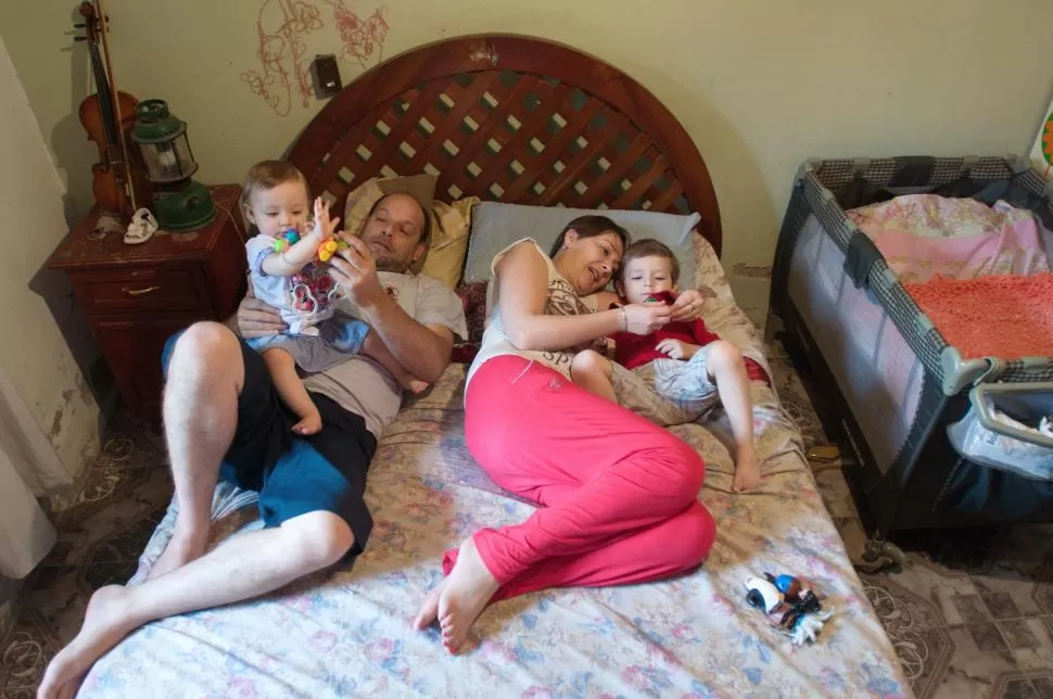 TODOS JUNTOS. Carlos Contreras y Romina Eustacchio disfrutan del tiempo con sus hijos en la cama matrimonial, pero los niños duermen en las suyas., la gaceta / foto de inés quinteros orio