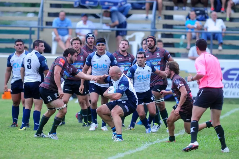  AQUÍ SE QUEDA. Pablo Chiappini -foto izquierda- de “Uni” y Agustín Gambaro -foto derecha- de Huirapuca se aferran a la ovalada en acciones ásperas.  LA GACETA / FOTO DE OSVALDO RIPOLL