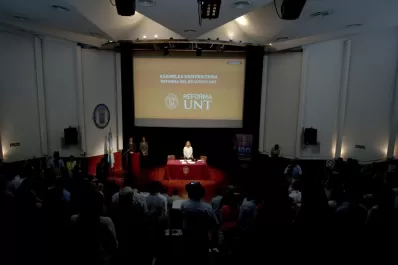 Un requisito en el proyecto de carrera docente causa polémica