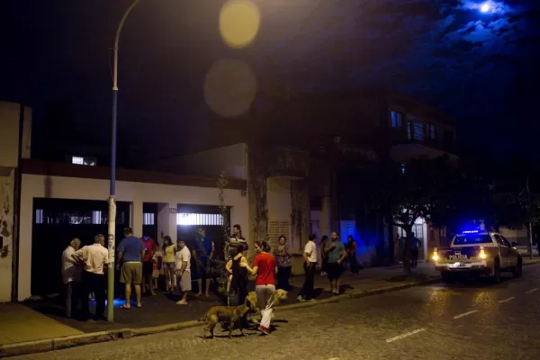 Lucharon con un ladrón que les disparó varias veces y escapó