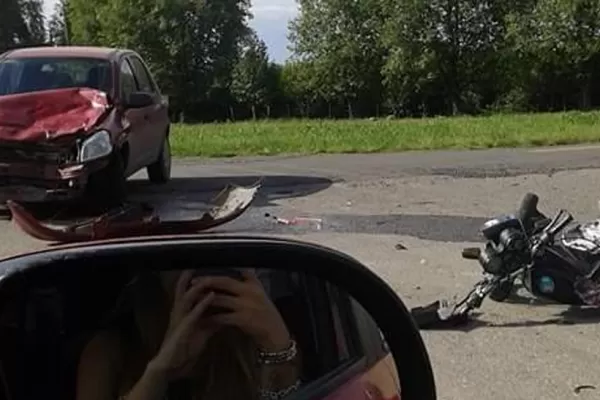 Fuerte choque entre un auto y una moto en San Pablo