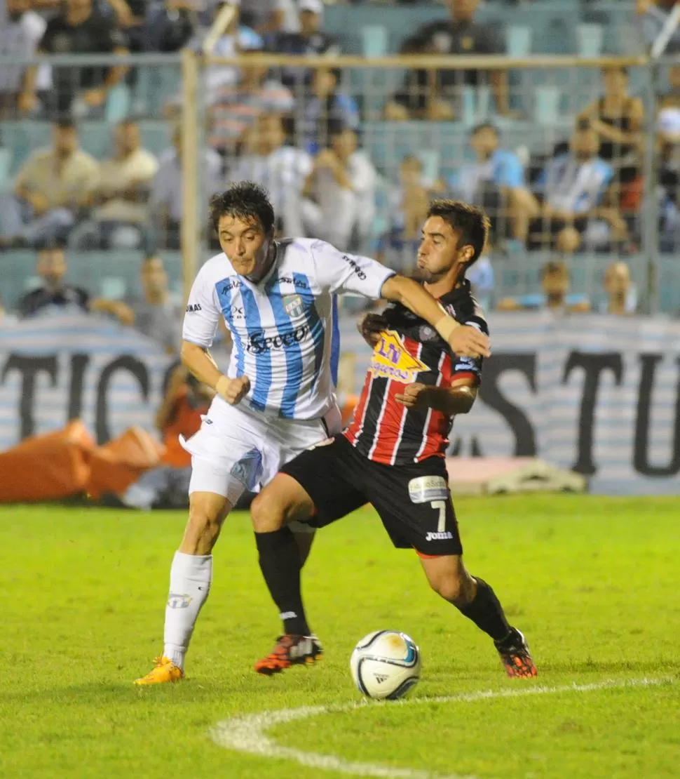 UNA MÁS. Nizzo cruza a González en la medialuna en una contra que podría haber significado el 2-0. Álvarez sacó amarilla. la gaceta / foto de héctor peralta