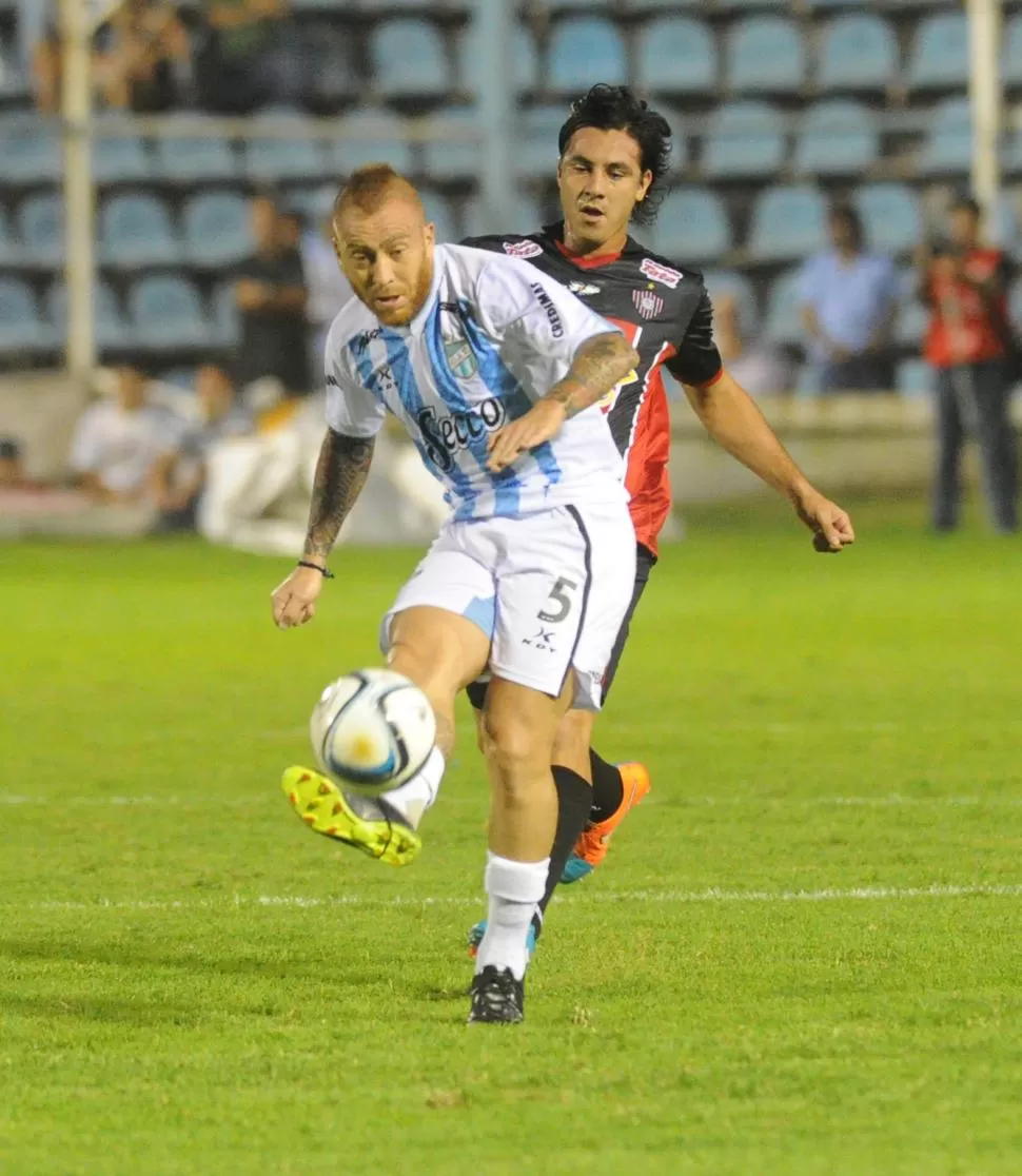 GUERREROS. Garnier sale jugando desde el medio campo, dejando atrás a Milla, quien salió lesionado en el primer tiempo. la gaceta / foto de héctor peralta