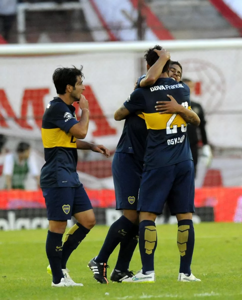 CELEBRAN. Osvaldo abraza a Meli, autor del gol, y Lodeiro mira. Los compañeros apoyaron al volante cuando murió su tía.   dyn