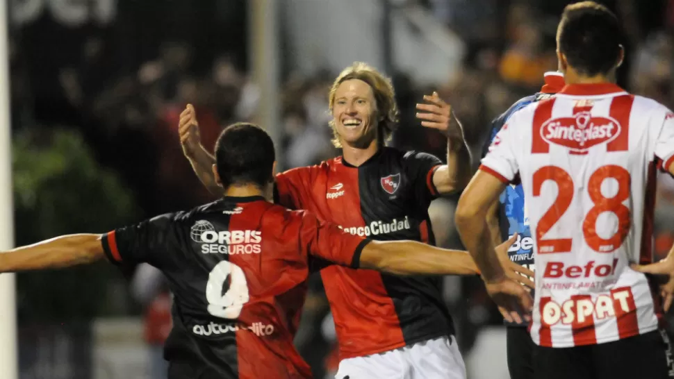 FESTEJO LEPROSO. Newell's Old Boys, le esta ganando por 2 a 0 a Unión de Santa Fe, al término del primer tiempo, en el partido que cierra la octava fecha. Diego Mateo festeja su gol y segundo de la Lepra. TELAM