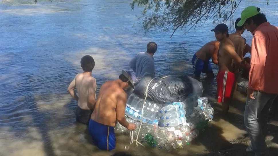 BALSAS HECHAS CON BOTELLAS. Así llega la ayuda a Melcho. foto gentileza de Nidia Juri 