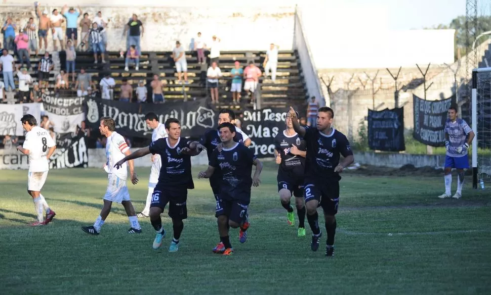 SORPRENDENTE GOLEADOR. Luciano González -derecha- volvió a marcar en los “cuervos” sureños. Con dos tantos, “Lucho” es el artillero de Concepción FC. la gaceta / foto de osvaldo ripoll (archivo)